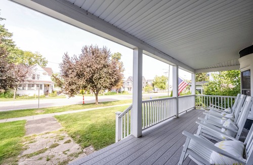 Three Oaks House | (2026 OPEN!) Three Oaks Home Close To Everything! Two Night Summer Min!