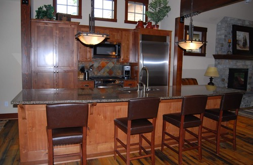 Cle Elum House | 2026 weekend specials! Golf Course home with hot tub and fire pit!