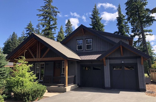 Cle Elum House | 2026 weekend specials! Golf Course home with hot tub and fire pit!