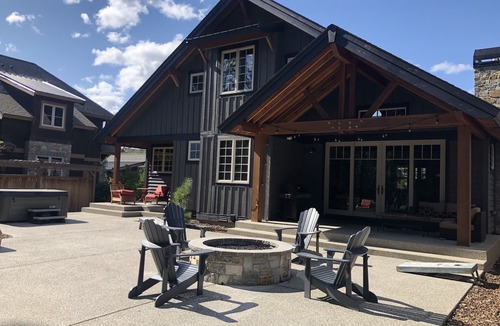 Cle Elum House | 2026 weekend specials! Golf Course home with hot tub and fire pit!