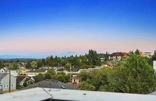 North Beacon Hill Condo | 2026 World Cup Home | Stadiums, Downtown, Mt View