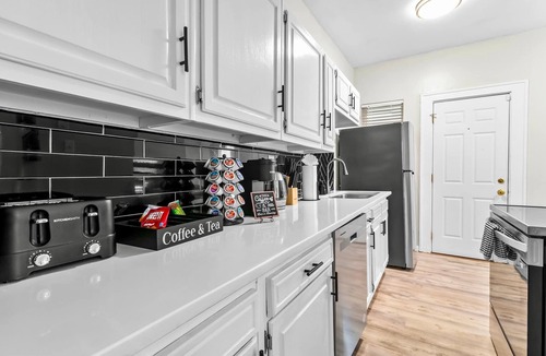 Montrose Condo | 2026 World Cup Ready| Pool Tbl| 10 Min from Downtown