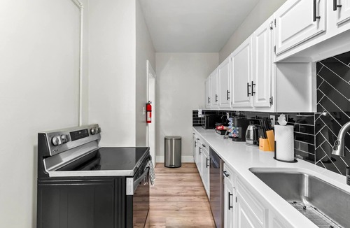 Montrose Condo | 2026 World Cup Ready| Pool Tbl| 10 Min from Downtown