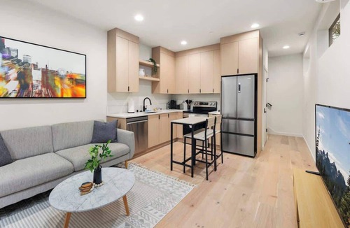 North Beacon Hill Condo | 2026 World Cup | Rooftop View, Light Rail, Parking