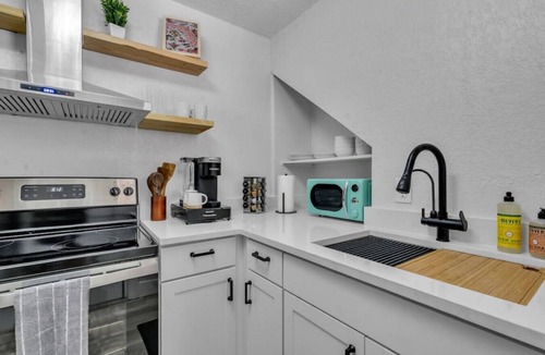 St. Petersburg Apartment | 2027 #3 · #3 Grand Central Honeymoon APT *Pets* *2nd Floor*