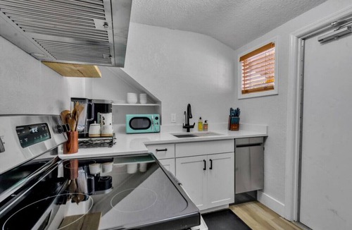 St. Petersburg Apartment | 2027 #3 · #3 Grand Central Honeymoon APT *Pets* *2nd Floor*