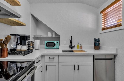 St. Petersburg Apartment | 2027 #3 · #3 Grand Central Honeymoon APT *Pets* *2nd Floor*
