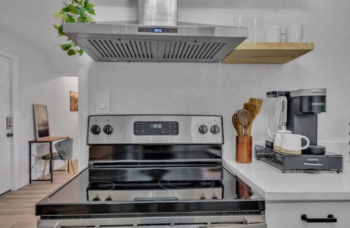 St. Petersburg Apartment | 2027 #3 · #3 Grand Central Honeymoon APT *Pets* *2nd Floor*