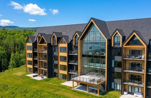Baie-St-Paul Apartment | 203 | Luxury Coffee Bean Condo | Pool & View