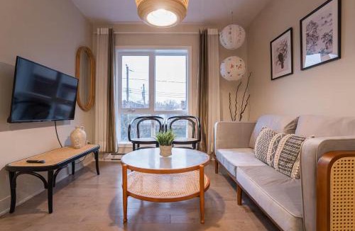 Cote-Des-Neiges—Notre-Dame-De-Grace Apartment | 204 - Modern Cozy Suite with 2BR, Gym, Parking, DT & Airport