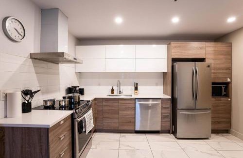 Cote-Des-Neiges—Notre-Dame-De-Grace Apartment | 204 - Modern Cozy Suite with 2BR, Gym, Parking, DT & Airport