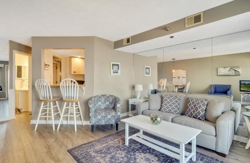 Traverse City House | 208 North Shore Inn