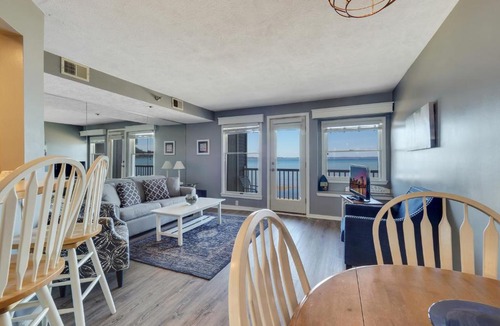 Traverse City House | 208 North Shore Inn