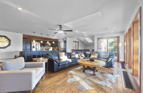 Dillon House | 208 Tenderfoot 5Br 5Ba