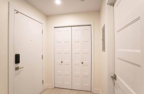 Cote-Des-Neiges—Notre-Dame-De-Grace Apartment | 209 - Modern Home Ambiance 2 BR with Gym,Parking,DT&Airport