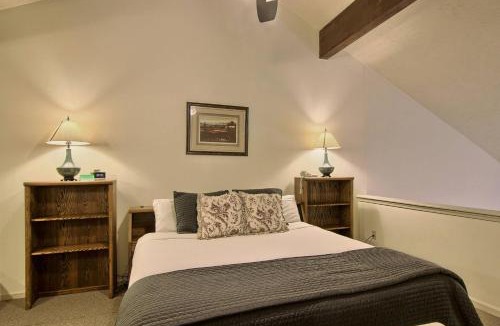 Charlevoix House | 209 Pointes North Inn