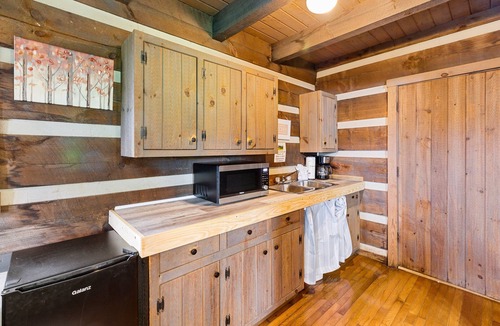 Fancy Gap Cabin | 21 Acre Mountain Escape! 11 Private Cabins! Weddings, Reunions, & Events!