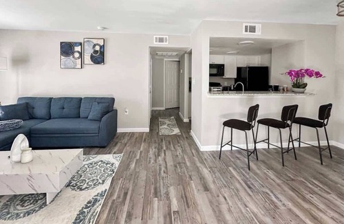 Addison Apartment | 2104 · Cozy Addison Apt, Free Park Wi-Fi, Pool & Gym