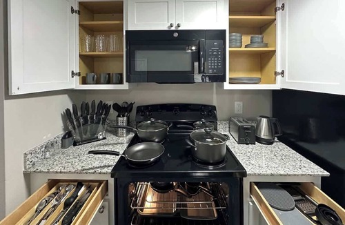 Addison Apartment | 2106 · Cozy Addison Apt, Free Park Wi-Fi, Pool & Gym