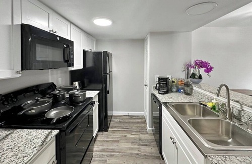 Addison Apartment | 2107 · Cozy Addison Apt, Free Park Wi-Fi, Pool & Gym