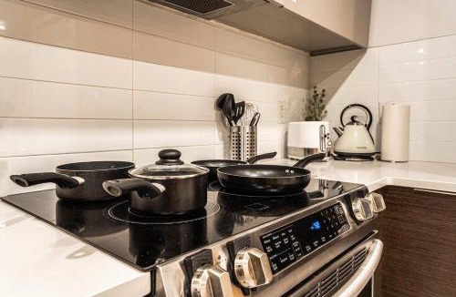 Cote-Des-Neiges—Notre-Dame-De-Grace Apartment | 211 - Cozy New Condo with 2 Queens, Parking, DT&Airport