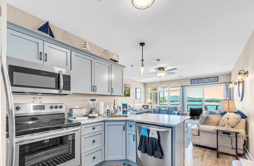 Smith Mountain Lake Apartment | 212 Waterfront 2 bedroom Mariners Condo