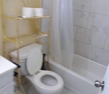 North Philadelphia West House | 2131 queen room With shared Bathroom