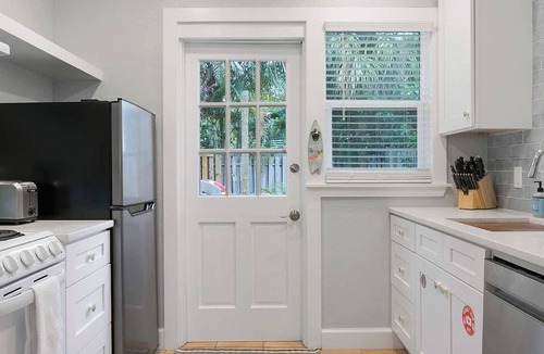 Cocoa Beach Apartment | 215 Dolphin|3min Walk Beach|King Bed