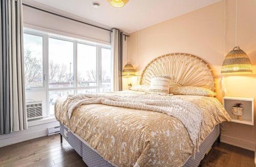Cote-Des-Neiges—Notre-Dame-De-Grace Apartment | 217 - Pastel Stylist 2 KING-BR with Parking, nr DT&Airport