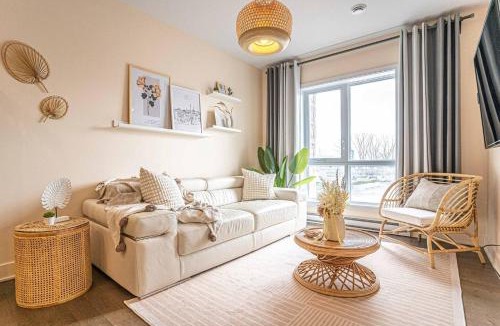 Cote-Des-Neiges—Notre-Dame-De-Grace Apartment | 217 - Pastel Stylist 2 KING-BR with Parking, nr DT&Airport