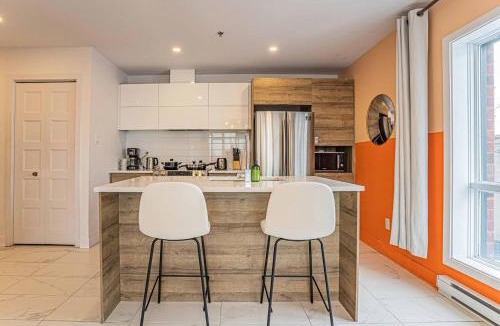 Cote-Des-Neiges—Notre-Dame-De-Grace Apartment | 219 - Abstract Designer King Suite with Parking, DT&Airport