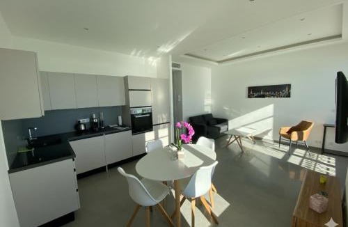 Fabron Apartment | 219 Promenade