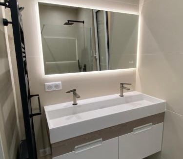 Fabron Apartment | 219 Promenade