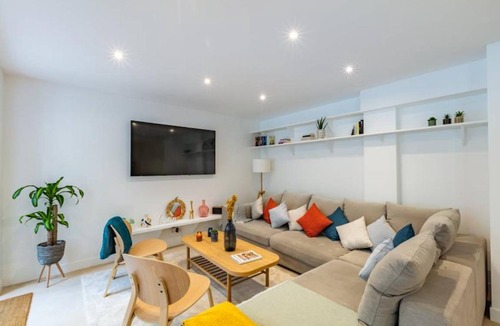 18th Arrondissement Resort | 220 m² Private room ∙ 1 bedroom ∙ 1 guest