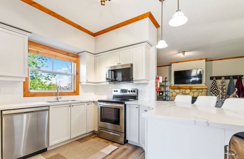 The Blue Mountains Condo | 220 Snowbridge w/Free Shuttle to Village
