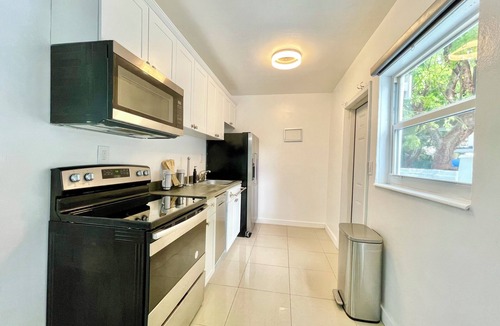 Dolphin Isles Apartment | 2237/U2-Sunrise Beach Sensation Marvelous apartment with AC in Fort Lauderdale