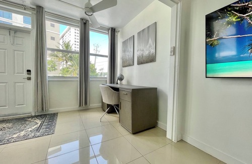 Dolphin Isles Apartment | 2237/U2-Sunrise Beach Sensation Marvelous apartment with AC in Fort Lauderdale