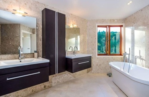 Lucas Heights House | 23-Acre Estate, 20 Mins from CBD