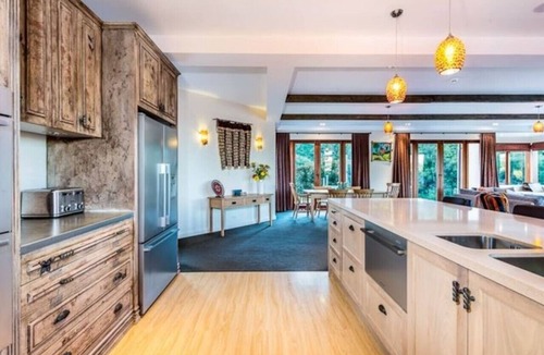 Lucas Heights House | 23-Acre Estate, 20 Mins from CBD