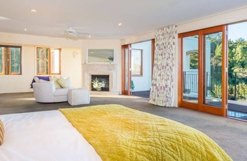 Lucas Heights House | 23-Acre Estate, 20 Mins from CBD