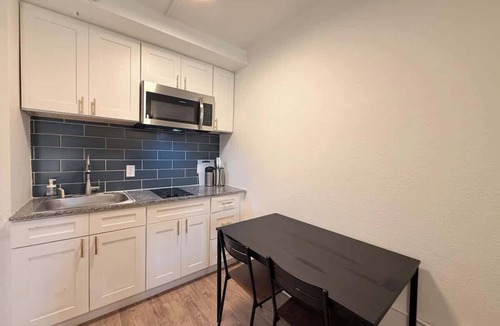 St. Johns Apartment | [23] ATX Studio: King Bed, Access to Gym & Laundry