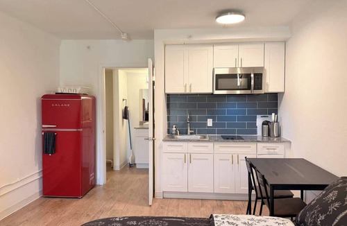 St. Johns Apartment | [23] ATX Studio: King Bed, Access to Gym & Laundry