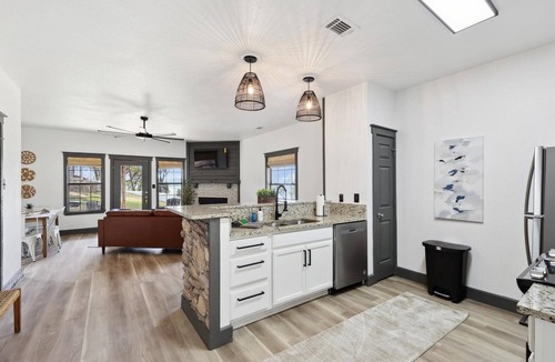 Graford Cabin | #23 Beneath The Stars:HOT TUB, Beach 10 mins to Rocker B!