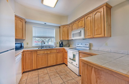 Historic Railroad District House | 230-Downstairs-Duplex-Private Bathroom-Mountain View