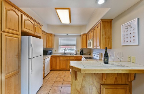 Historic Railroad District House | 230-Downstairs-Duplex-Private Bathroom-Mountain View