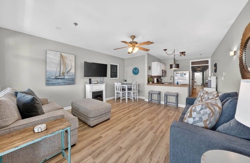 Smith Mountain Lake Apartment | #233 Pointe - 2 Bedroom Lakefront Condo at Mariners SML