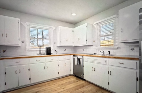 Lubbock House | 2400 SQ FT 4/2 house 5 minutes fm TTU, Large Backyard and Sauna