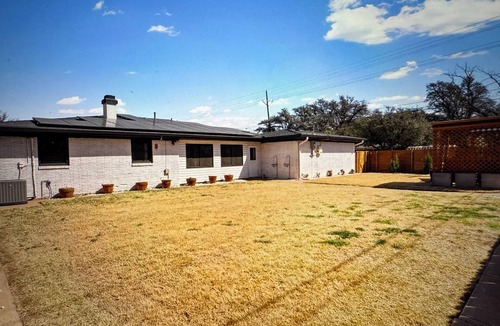 Lubbock House | 2400 SQ FT 4/2 house 5 minutes fm TTU, Large Backyard and Sauna