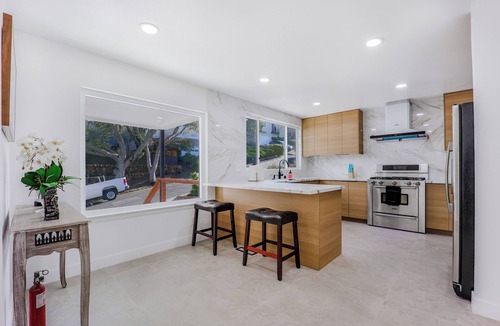 South San Mateo Apartment | 246A- Modern 3B2B w/Deck & View by Hillsdale Mall