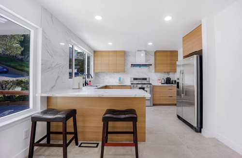 South San Mateo Apartment | 246A- Modern 3B2B w/Deck & View by Hillsdale Mall